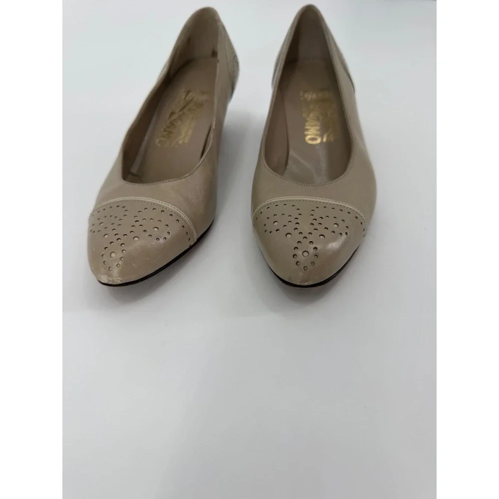 Salvatore Ferragamo Womens Taupe Leather Perforated Cap Toe Kitten Heels Size 5B